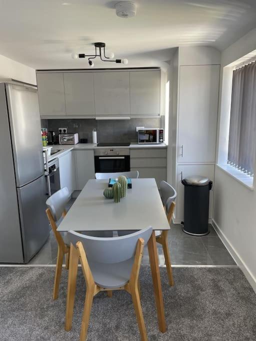 Paradigm House, Modern 2-bedroom Duplex 2, Free Parking, *