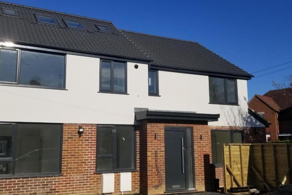 Paradigm House, Modern 2-bedroom Duplex 2, Free Parking, Apartment *