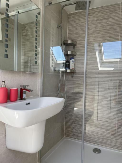 Paradigm House, Modern 2-bedroom Duplex 2, Free Parking, Apartment